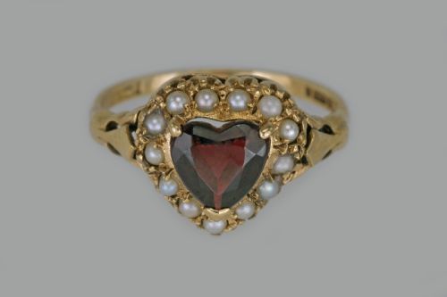 VINTAGE GARNET PEARL 9CT GOLD CLUSTER VICTORIAN STYLE HEART RING HALLMARKED LONDON 1960 - ADDITIONAL PHOTO 6