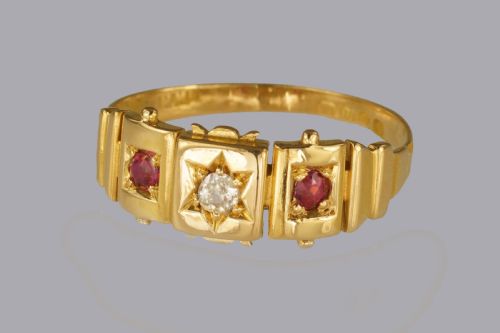 VICTORIAN 18CT GOLD DIAMOND RUBY ANTIQUE ETRUSCAN RING HALLMARKED LONDON 1897 - ADDITIONAL PHOTO 4