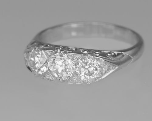 DIAMOND TRILOGY RING 18CT WHITE GOLD 3 STONE 130CT DIAMOND ENGAGEMENT RING - ADDITIONAL PHOTO 6