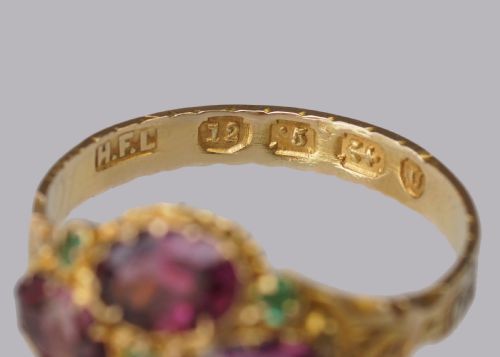 VICTORIAN GARNET EMERALD ANTIQUE RING HALLMARKED 12CT GOLD BIRMINGHAM 1869 - ADDITIONAL PHOTO 6