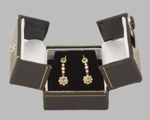 VICTORIAN PERIDOT SEED PEARL DANGLE EARRINGS 9CT GOLD ANTIQUE DROP EARRINGS CIRCA 1890 - ADDITIONAL PHOTO 1