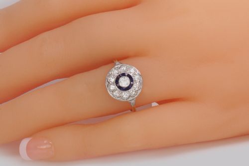 ART DECO SAPPHIRE DIAMOND TARGET RING ANTIQUE 1920'S 18CT GOLD CLUSTER RING - ADDITIONAL PHOTO 4