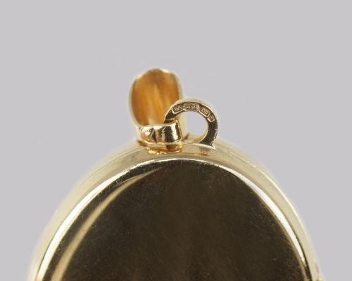 VINTAGE 9CT GOLD SCROLL PATTERNED LOCKET OVAL ENGRAVED 1960S YELLOW GOLD PENDANT - ADDITIONAL PHOTO 4