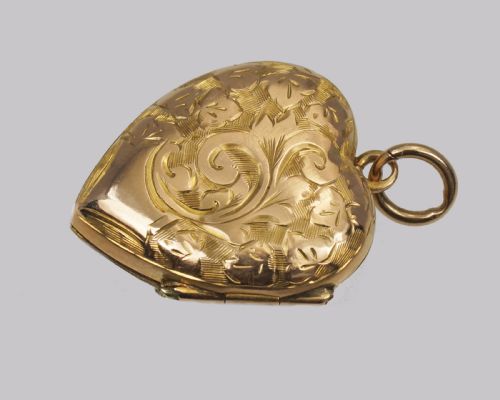 VICTORIAN 18CT GOLD HEART LOCKET ENGRAVED HINGED DOMED FLORAL LOCKET CIRCA 1900 - ADDITIONAL PHOTO 2