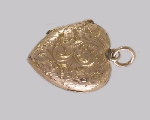 VICTORIAN 18CT GOLD HEART LOCKET ENGRAVED HINGED DOMED FLORAL LOCKET CIRCA 1900 - ADDITIONAL PHOTO 3