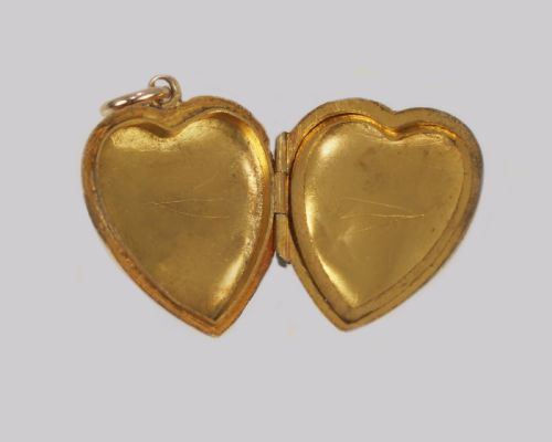VICTORIAN 18CT GOLD HEART LOCKET ENGRAVED HINGED DOMED FLORAL LOCKET CIRCA 1900 - ADDITIONAL PHOTO 4