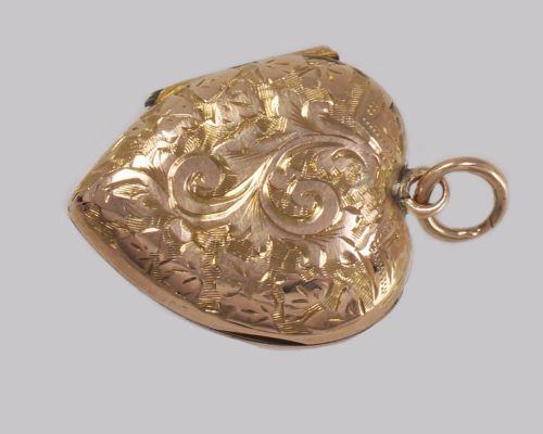 VICTORIAN 18CT GOLD HEART LOCKET ENGRAVED HINGED DOMED FLORAL LOCKET CIRCA 1900 - ADDITIONAL PHOTO 6