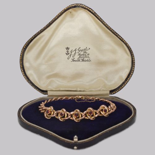 VICTORIAN GARNET KNOT CURB LINK 9CT GOLD BRACELET WITH ANTIQUE BOX CIRCA 1890 - ADDITIONAL PHOTO 1