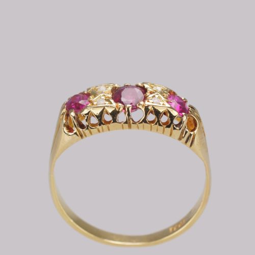 ANTIQUE RUBY DIAMOND RING VICTORIAN 18CT GOLD DIAMOND RUBY TRILOGY RING CIRCA 1900 - ADDITIONAL PHOTO 7