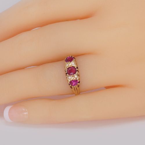 ANTIQUE RUBY DIAMOND RING VICTORIAN 18CT GOLD DIAMOND RUBY TRILOGY RING CIRCA 1900 - ADDITIONAL PHOTO 9