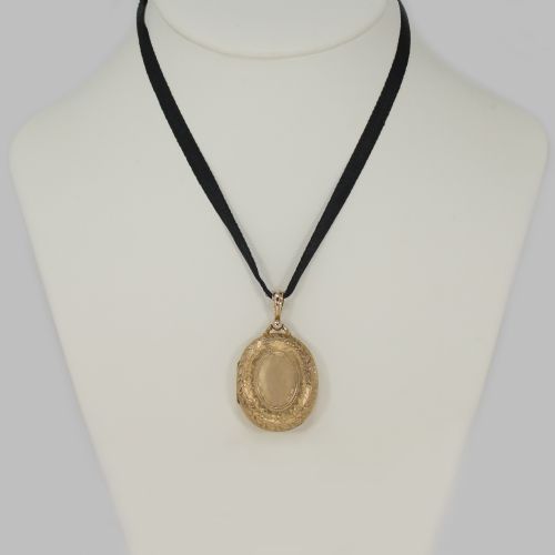VICTORIAN 18CT GOLD LOCKET ANTIQUE HINGED LARGE FOLIATE ENGRAVED PHOTO LOCKET - ADDITIONAL PHOTO 1