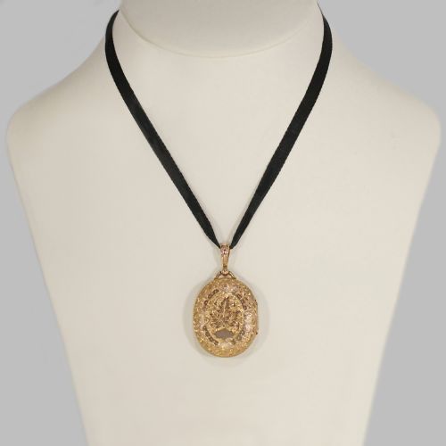 VICTORIAN 18CT GOLD LOCKET ANTIQUE HINGED LARGE FOLIATE ENGRAVED PHOTO LOCKET - ADDITIONAL PHOTO 2