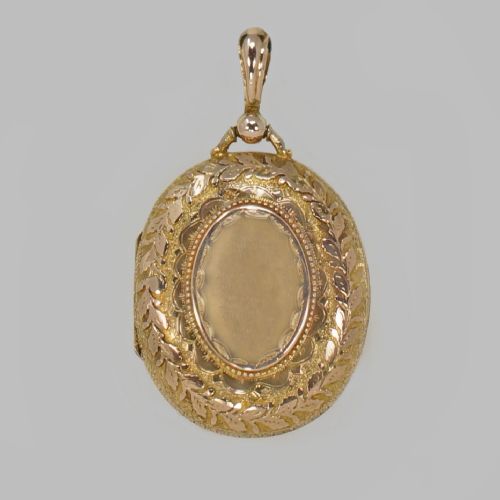 VICTORIAN 18CT GOLD LOCKET ANTIQUE HINGED LARGE FOLIATE ENGRAVED PHOTO LOCKET - ADDITIONAL PHOTO 4
