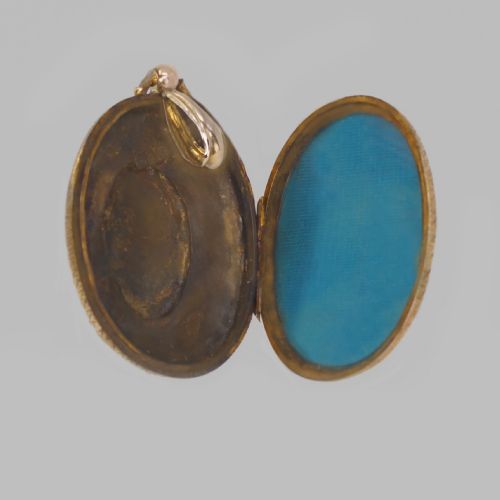 VICTORIAN 18CT GOLD LOCKET ANTIQUE HINGED LARGE FOLIATE ENGRAVED PHOTO LOCKET - ADDITIONAL PHOTO 5