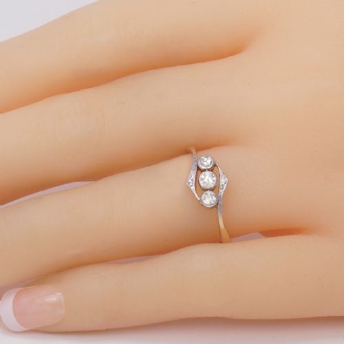 ANTIQUE DIAMOND TRILOGY RING 18CT GOLD VINTAGE OLD CUT DIAMOND THREE STONE EDWARDIAN ENGAGEMENT RING - ADDITIONAL PHOTO 1