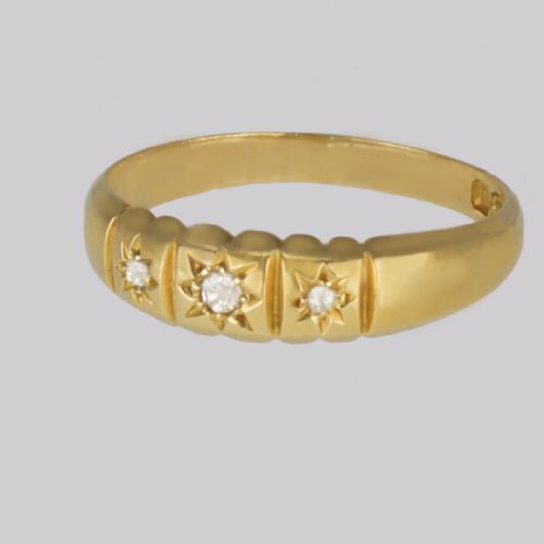 VICTORIAN DIAMOND TRILOGY RING ANTIQUE 18CT GOLD THREE STONE RING CHESTER 1895 - ADDITIONAL PHOTO 3