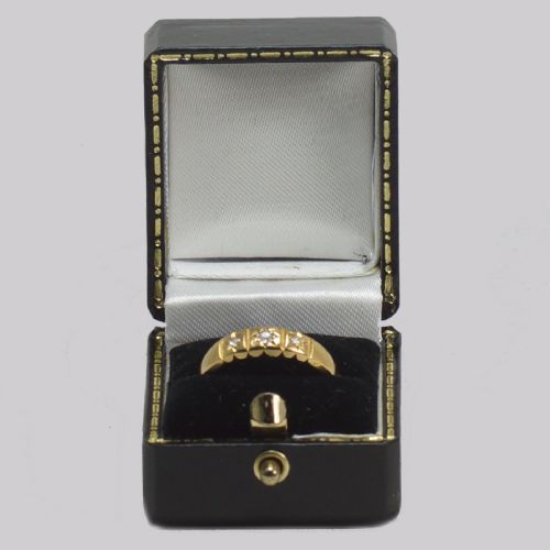 VICTORIAN DIAMOND TRILOGY RING ANTIQUE 18CT GOLD THREE STONE RING CHESTER 1895 - ADDITIONAL PHOTO 7