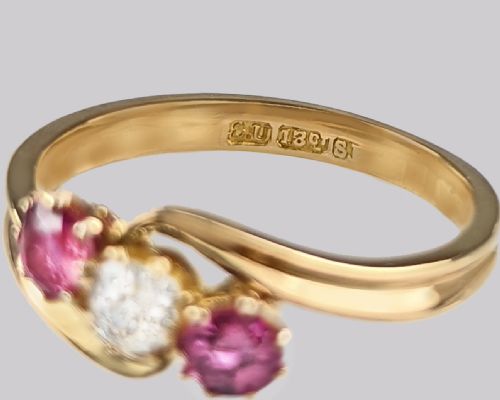 VINTAGE RUBY DIAMOND TRILOGY RING 18CT GOLD OLD CUT DIAMOND 1950'S TWIST RING - ADDITIONAL PHOTO 5