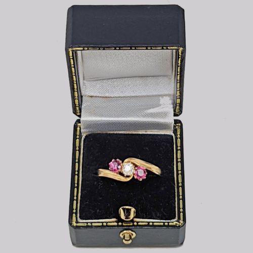 VINTAGE RUBY DIAMOND TRILOGY RING 18CT GOLD OLD CUT DIAMOND 1950'S TWIST RING - ADDITIONAL PHOTO 6