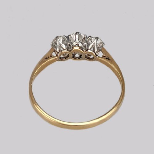 VINTAGE DIAMOND TRILOGY RING 18CT GOLD 008 CARAT BRILLIANT CUT DIAMOND 1950S THREE STONE RING - ADDITIONAL PHOTO 4