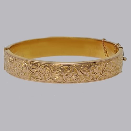 VINTAGE 9CT GOLD HINGED BANGLE HALLMARKED BIRMINGHAM 1935 WIDE ORNATE BANGLE - ADDITIONAL PHOTO 2