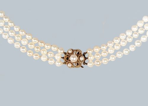 VINTAGE TRIPLE STRAND PEARL NECKLACE WITH 9CT GOLD CLUSTER PEARL CLASP 1960S THREE STRAND PEARL NECKLACE - ADDITIONAL PHOTO 2