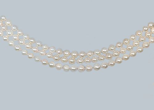 VINTAGE TRIPLE STRAND PEARL NECKLACE WITH 9CT GOLD CLUSTER PEARL CLASP 1960S THREE STRAND PEARL NECKLACE - ADDITIONAL PHOTO 3