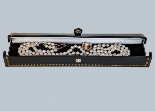 VINTAGE TRIPLE STRAND PEARL NECKLACE WITH 9CT GOLD CLUSTER PEARL CLASP 1960S THREE STRAND PEARL NECKLACE - ADDITIONAL PHOTO 4