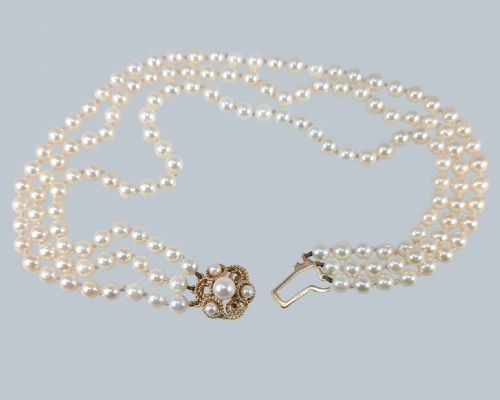 VINTAGE TRIPLE STRAND PEARL NECKLACE WITH 9CT GOLD CLUSTER PEARL CLASP 1960S THREE STRAND PEARL NECKLACE - ADDITIONAL PHOTO 5