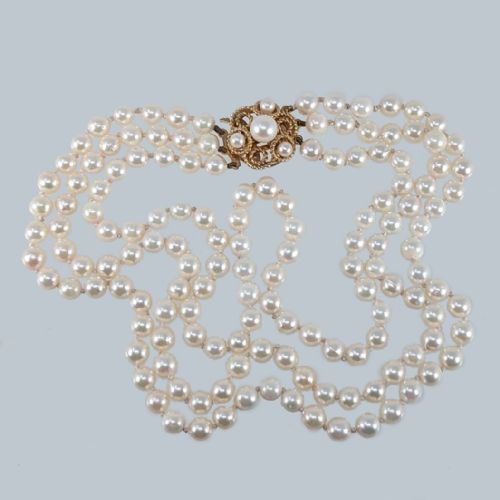 VINTAGE TRIPLE STRAND PEARL NECKLACE WITH 9CT GOLD CLUSTER PEARL CLASP 1960S THREE STRAND PEARL NECKLACE - ADDITIONAL PHOTO 6