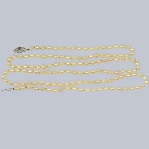 single strand 45 long pearl necklace vintage white gold ruby clasp 1960s pearls - CATEGORY: ANTIQUE JEWELLERY - DATED 1960