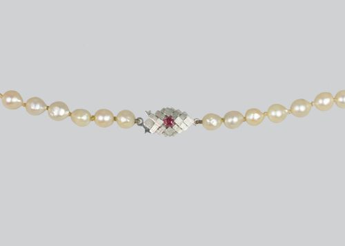 SINGLE STRAND 45 LONG PEARL NECKLACE VINTAGE WHITE GOLD RUBY CLASP 1960S PEARLS - ADDITIONAL PHOTO 5