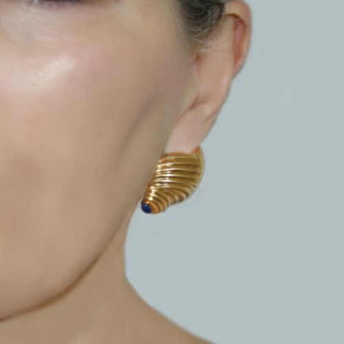 VINTAGE BOUCHERON SHELL EARRINGS 18CT GOLD 1960S LAPIS LAZULI LARGE OMEGA POST EARRINGS - ADDITIONAL PHOTO 2
