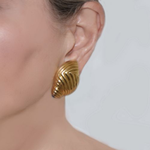 VINTAGE BOUCHERON SHELL EARRINGS 18CT GOLD 1960S LAPIS LAZULI LARGE OMEGA POST EARRINGS - ADDITIONAL PHOTO 17
