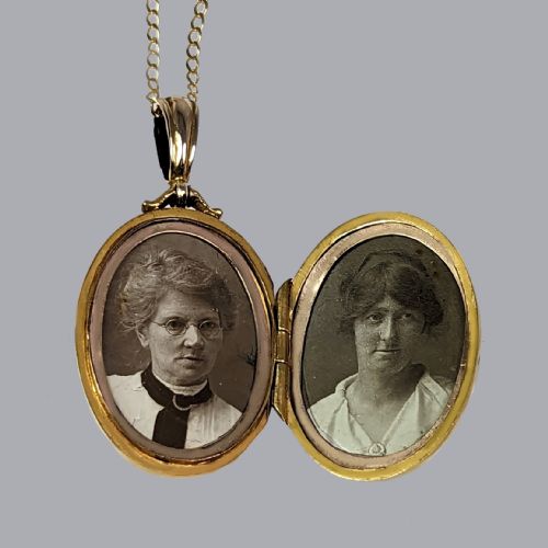 ANTIQUE PHOTO LOCKET 9CT GOLD 1916 FLORAL ENGRAVED VINTAGE LOCKET AND 18 CHAIN - ADDITIONAL PHOTO 2