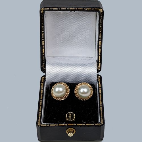 VINTAGE STUD PEARL EARRINGS 9CT GOLD 1960S PEARL WITH DOUBLE ROPE SURROUND 1CM WIDE - ADDITIONAL PHOTO 6