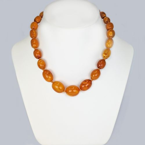 VINTAGE EGG YOKE AMBER NECKLACE 1950S BUTTERSCOTCH MARBLED AMBER BEAD NECKLACE - ADDITIONAL PHOTO 1