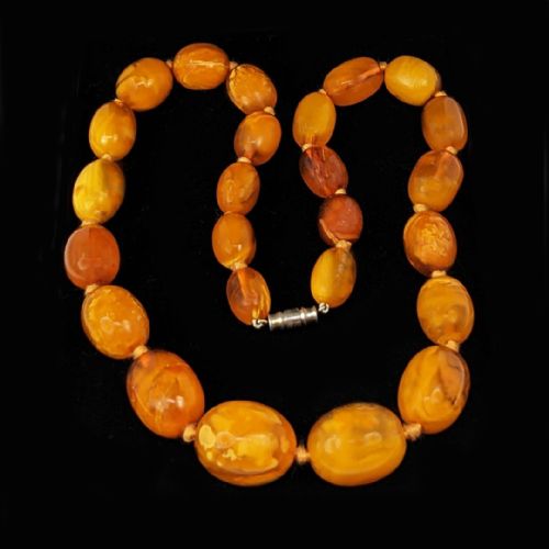 VINTAGE EGG YOKE AMBER NECKLACE 1950S BUTTERSCOTCH MARBLED AMBER BEAD NECKLACE - ADDITIONAL PHOTO 2