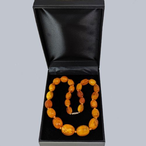 VINTAGE EGG YOKE AMBER NECKLACE 1950S BUTTERSCOTCH MARBLED AMBER BEAD NECKLACE - ADDITIONAL PHOTO 4