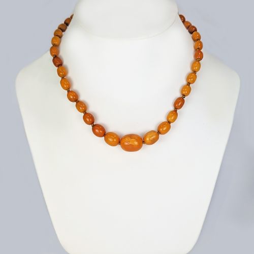 ANTIQUE BUTTERSCOTCH AMBER NECKLACE SINGLE STRAND 1930S EGG YOLK AMBER NECKLACE - ADDITIONAL PHOTO 1