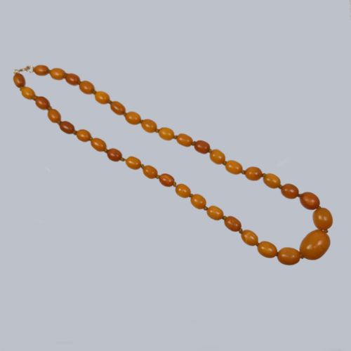 ANTIQUE BUTTERSCOTCH AMBER NECKLACE SINGLE STRAND 1930S EGG YOLK AMBER NECKLACE - ADDITIONAL PHOTO 2
