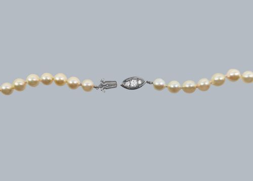 VINTAGE PEARL NECKLACE DIMOND PLATINUM CLASP 1950S SINGLE STRAND ANTIQUE PEARLS - ADDITIONAL PHOTO 3