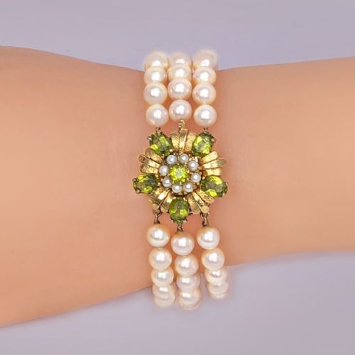 VINTAGE PEARL BRACELET WITH PERIDOT CLUSTER CLASP 9CT GOLD 1950S TRIPLE STRAND - ADDITIONAL PHOTO 1