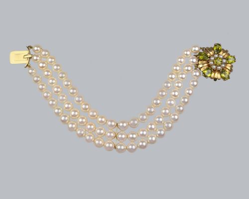 VINTAGE PEARL BRACELET WITH PERIDOT CLUSTER CLASP 9CT GOLD 1950S TRIPLE STRAND - ADDITIONAL PHOTO 2