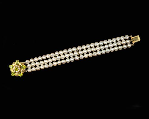 VINTAGE PEARL BRACELET WITH PERIDOT CLUSTER CLASP 9CT GOLD 1950S TRIPLE STRAND - ADDITIONAL PHOTO 3