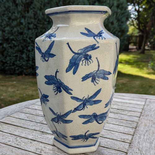 VINTAGE CHINESE VASE BLUE AND WHITE DRAGONFLY ORIENTAL HEXAGONAL BALUSTER URN