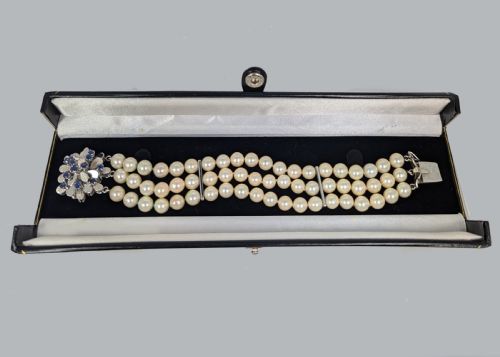 VINTAGE PEARL BRACELET SAPPHIRE ABSTRACT CLASP 14CT GOLD 1950S TRIPLE STRAND - ADDITIONAL PHOTO 7