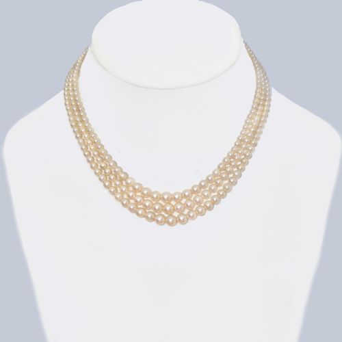 VINTAGE TRIPLE STRAND PEARL NECKLACE 14CT GOLD ORNATE CLASP THREE STRAND 1960S - ADDITIONAL PHOTO 1