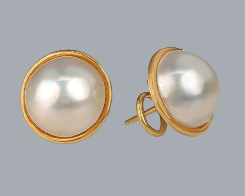 18CT GOLD MABE PEARL 1960S EARRINGS OMEGA BACK STUD VINTAGE PEARL EARRINGS 16MM - ADDITIONAL PHOTO 1