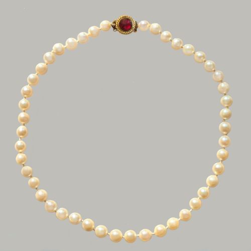 single strand pearls 9ct gold garnet clasp vintage 17 long pearl necklace 1950s - CATEGORY: ANTIQUE JEWELLERY - DATED 1950